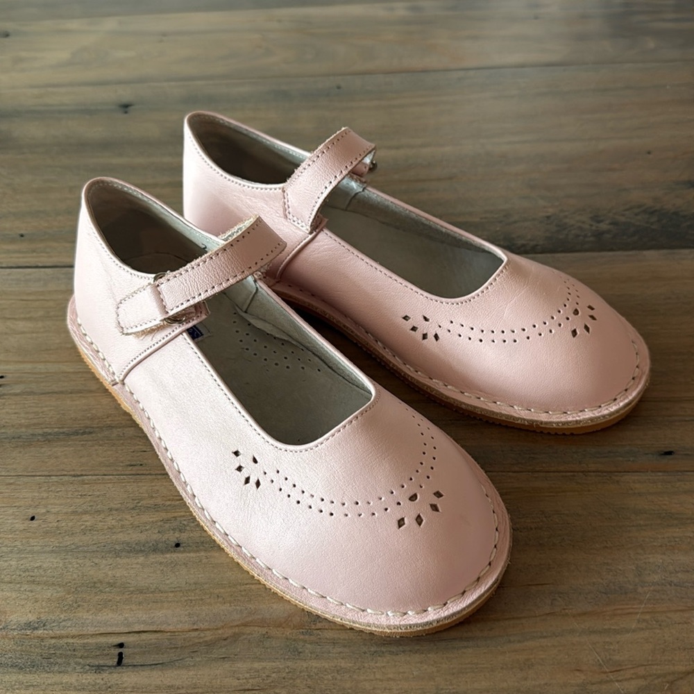 L’AMOUR girls shoes size 2. New